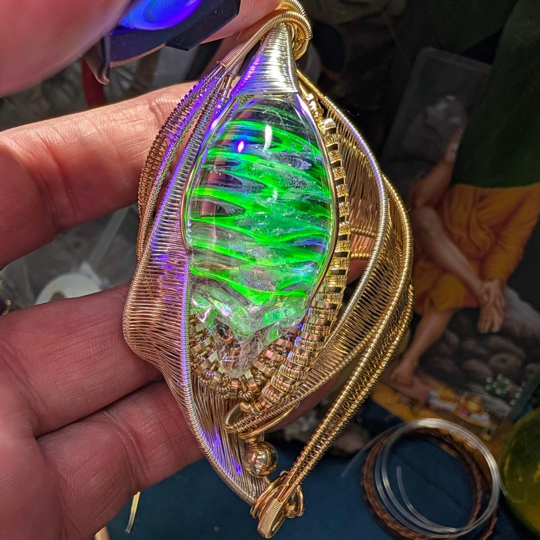 UV-REACTIVE URANIUM GLASS ALIEN AMULET