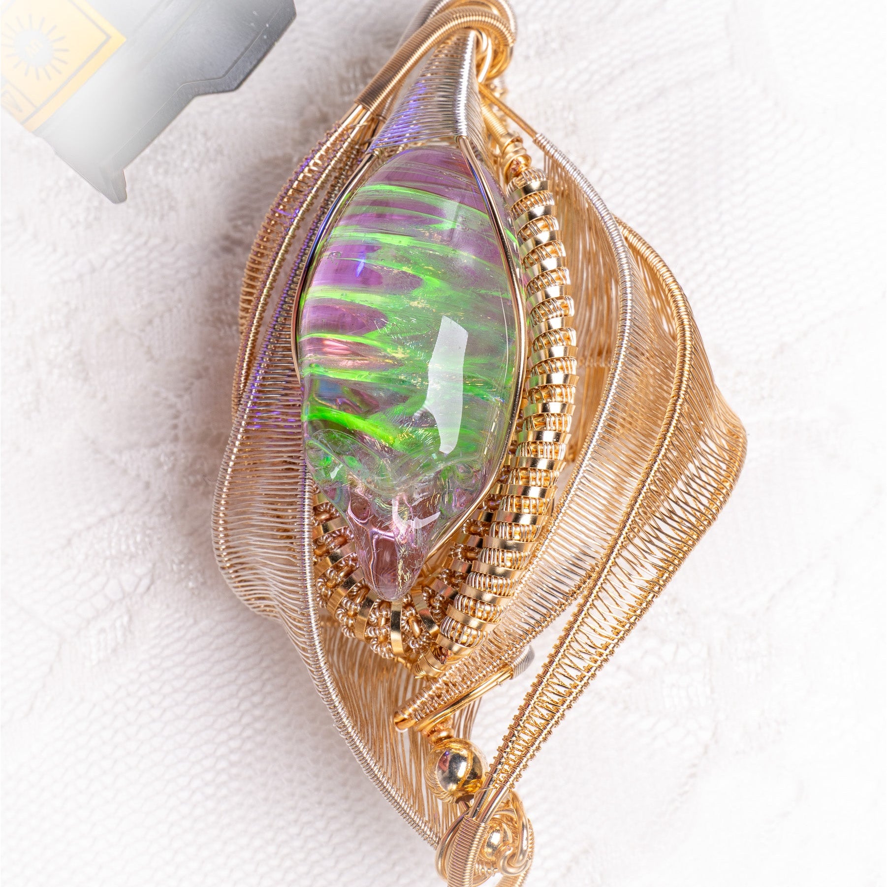 UV-REACTIVE URANIUM GLASS ALIEN AMULET